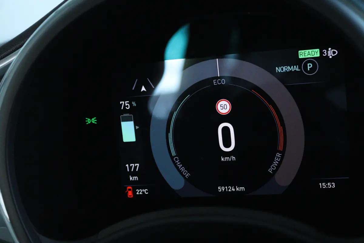 Passion 42 kWh | Cruise Control | Elektrische Kap | Keyless | LED | 17 Inch | Navi | Carplay | Climate | Sensoren