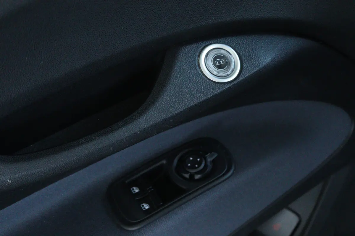 Passion 42 kWh | Cruise Control | Elektrische Kap | Keyless | LED | 17 Inch | Navi | Carplay | Climate | Sensoren