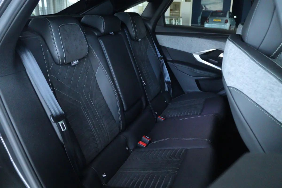 1.2 Hybrid 145 GT | Cruise Control | Alcantara | Keyless | Elektr. Klep | Massage | Memory | Stoel+Stuurverwarming | Navi | Carplay | MATRIX | Camera