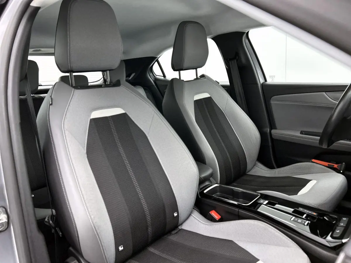 1.2 130pk Automaat Level 3 | Camera | Climate Control | Apple Carplay/Android Auto | LMV 17'' | Cruise Control | LED