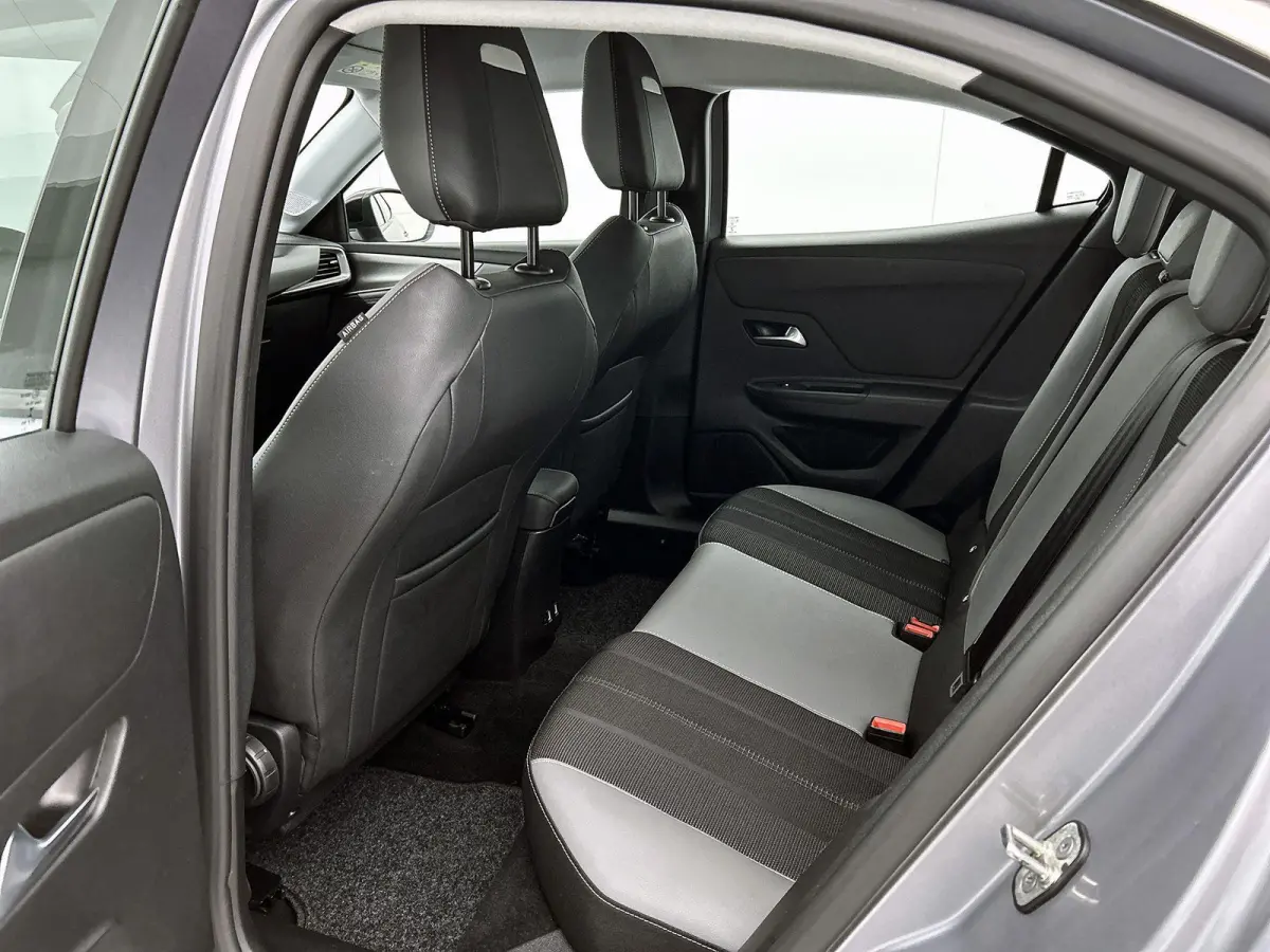 1.2 130pk Automaat Level 3 | Camera | Climate Control | Apple Carplay/Android Auto | LMV 17'' | Cruise Control | LED