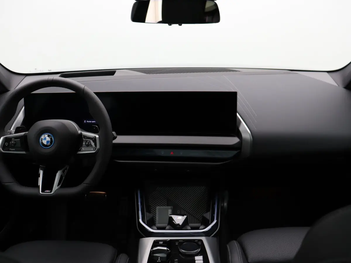 30e xDrive M Sportpakket Pro | Professional Pack | Comfort Pack | Premium Pack | Trekhaak | Panoramadak | 	Driving Assistant Plus | Harman Kardon | 20''