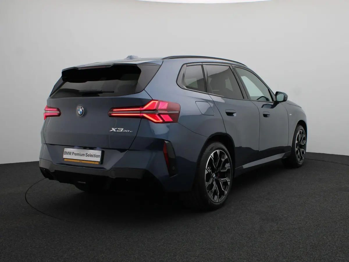 30e xDrive M Sportpakket Pro | Professional Pack | Comfort Pack | Premium Pack | Trekhaak | Panoramadak | 	Driving Assistant Plus | Harman Kardon | 20''