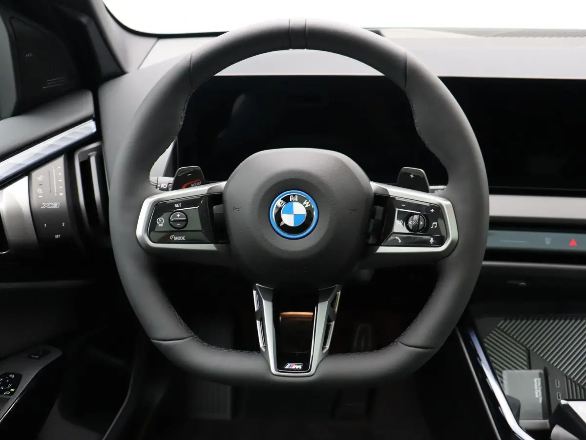 30e xDrive M Sportpakket Pro | Professional Pack | Comfort Pack | Premium Pack | Trekhaak | Panoramadak | 	Driving Assistant Plus | Harman Kardon | 20''