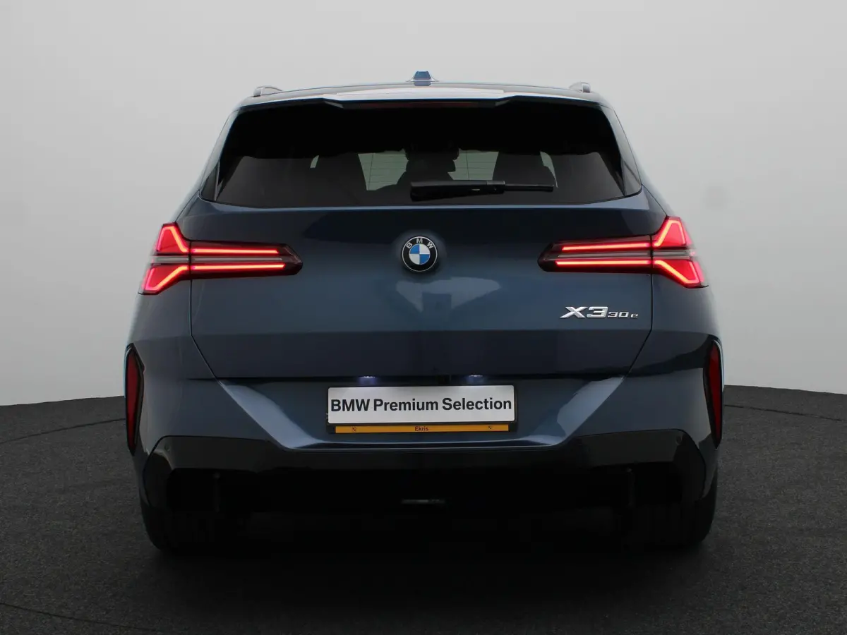 30e xDrive M Sportpakket Pro | Professional Pack | Comfort Pack | Premium Pack | Trekhaak | Panoramadak | 	Driving Assistant Plus | Harman Kardon | 20''