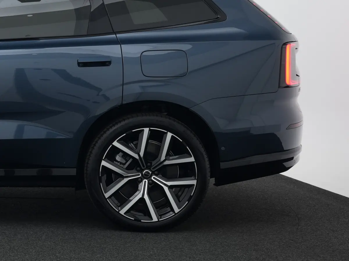 Twin Motor Performance Ultra Exec. Ed. 6p. 800V | 22" 5-Y-spaaks Glossy Black Diamond, gesmeed | 3e stoelrij electr. verstelbaar | ACTIVE SUSPENSION: Continious Controlled Chassi with one in