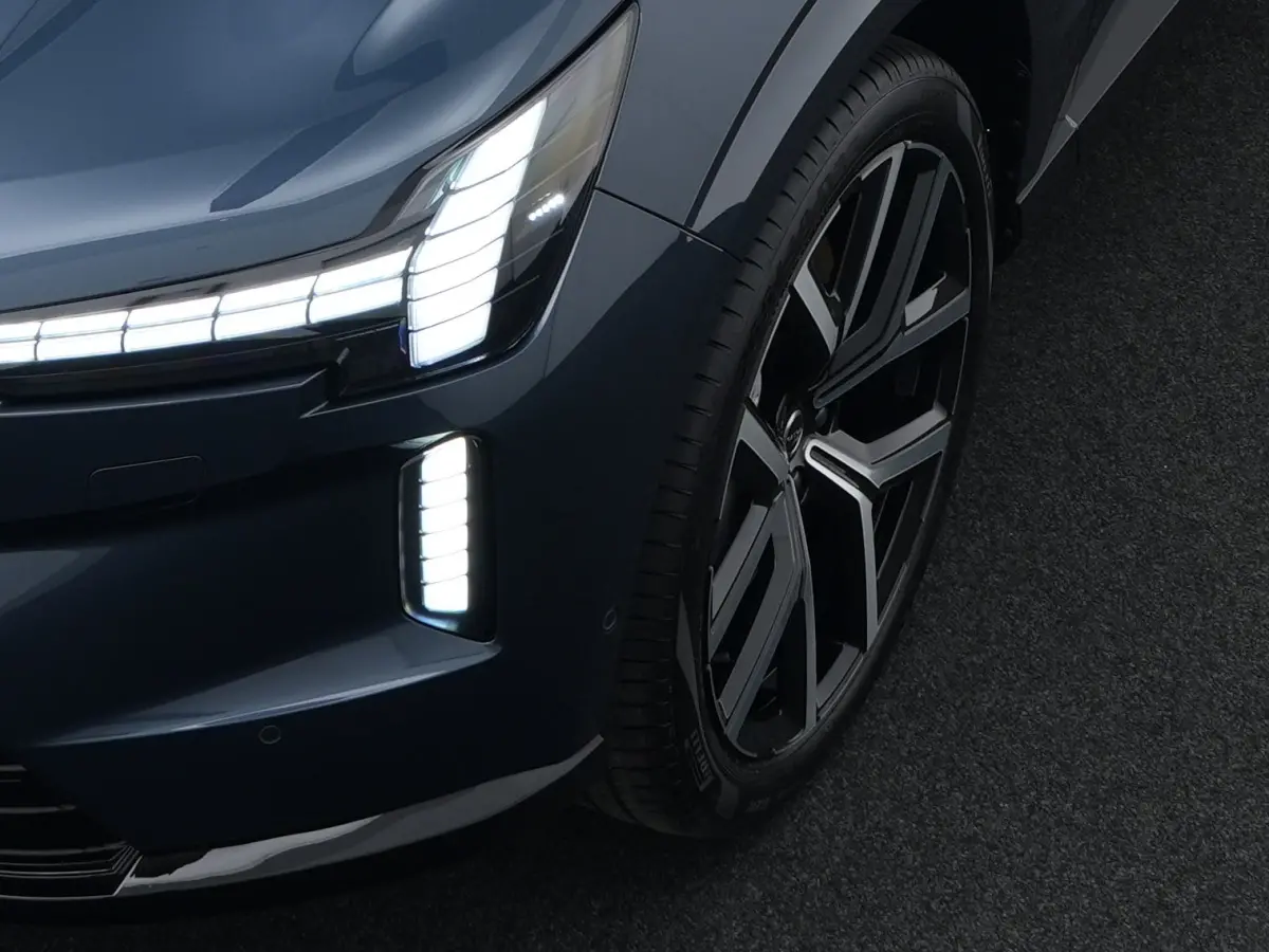 Twin Motor Performance Ultra Exec. Ed. 6p. 800V | 22" 5-Y-spaaks Glossy Black Diamond, gesmeed | 3e stoelrij electr. verstelbaar | ACTIVE SUSPENSION: Continious Controlled Chassi with one in