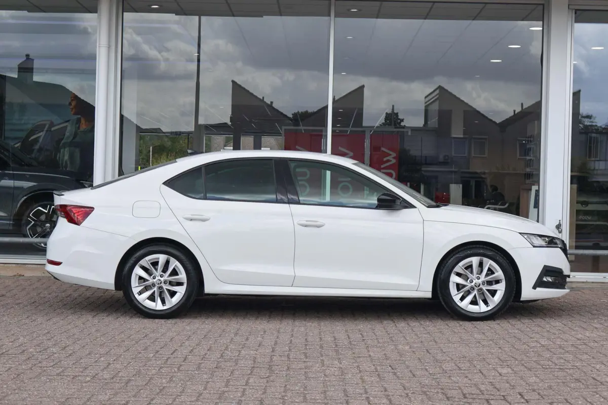 1.0 TSI 110pk Sport Business | PDC | Cruise Control | Carplay | Navigatie | Stoelverwarming