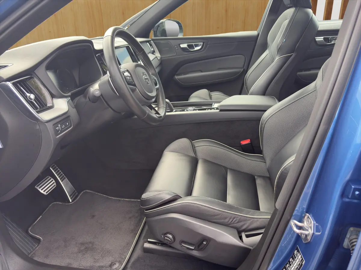 2.0 T8 Twin Engine AWD R-Design | BLIS | 360 Camera | Harman Kardon | Keyless Start / Entry | R-Desin