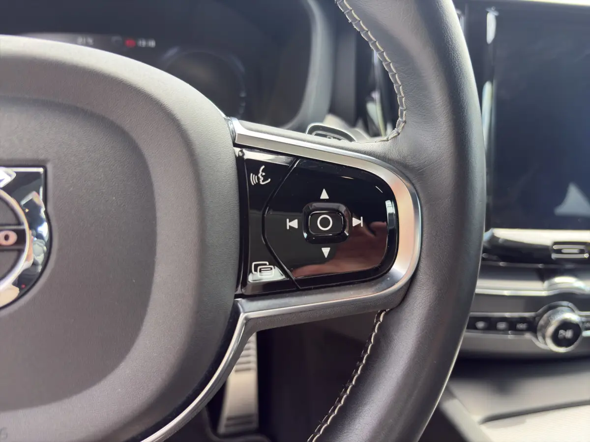 2.0 T8 Twin Engine AWD R-Design | BLIS | 360 Camera | Harman Kardon | Keyless Start / Entry | R-Desin