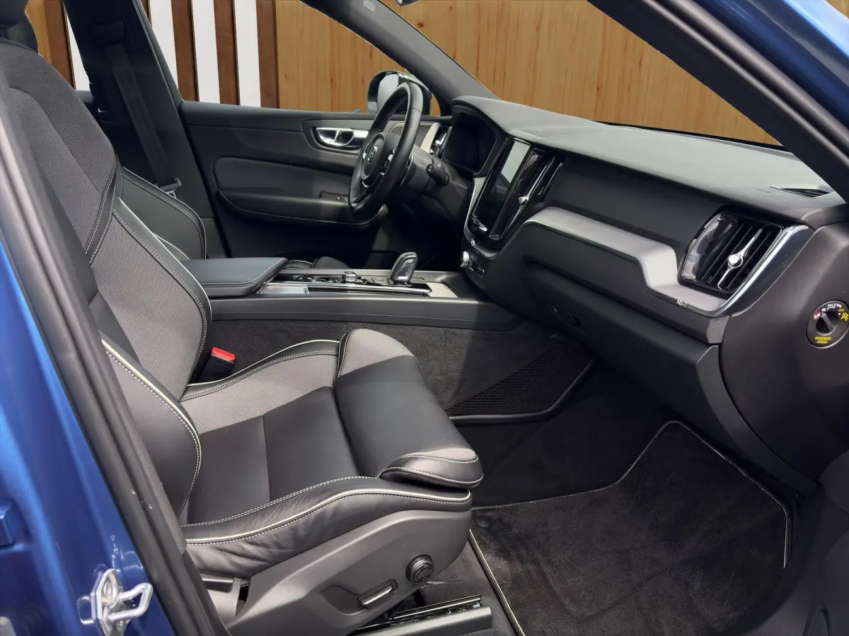 2.0 T8 Twin Engine AWD R-Design | BLIS | 360 Camera | Harman Kardon | Keyless Start / Entry | R-Desin