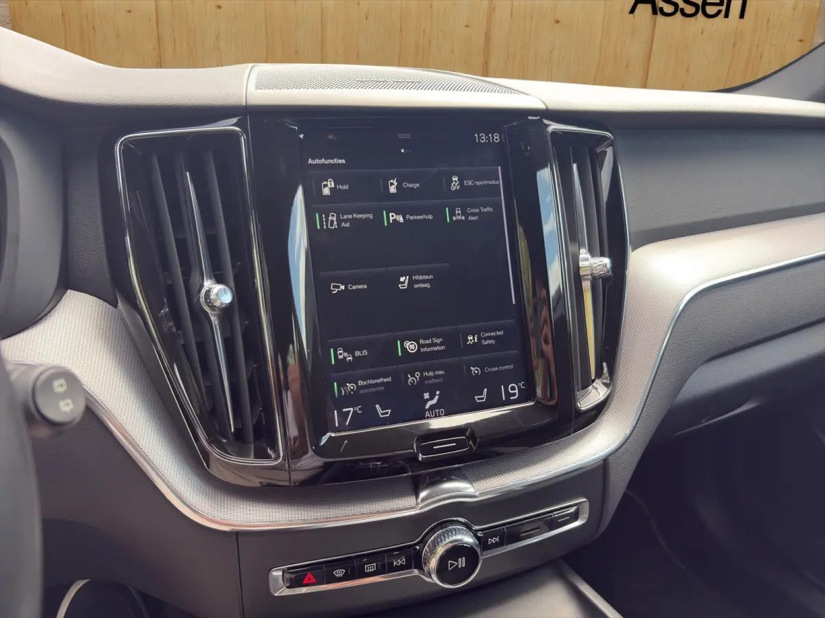 2.0 T8 Twin Engine AWD R-Design | BLIS | 360 Camera | Harman Kardon | Keyless Start / Entry | R-Desin