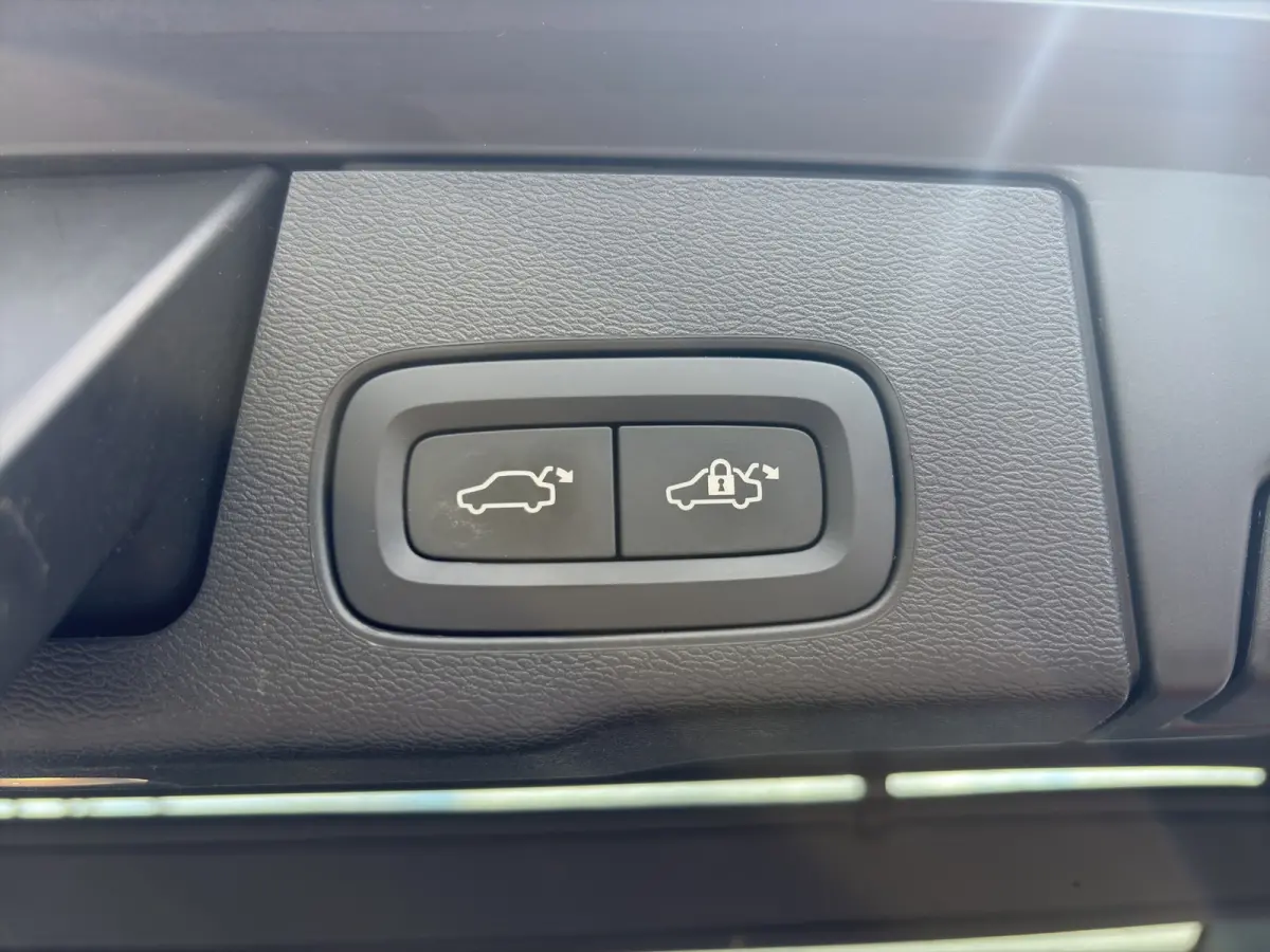 2.0 T8 Twin Engine AWD R-Design | BLIS | 360 Camera | Harman Kardon | Keyless Start / Entry | R-Desin