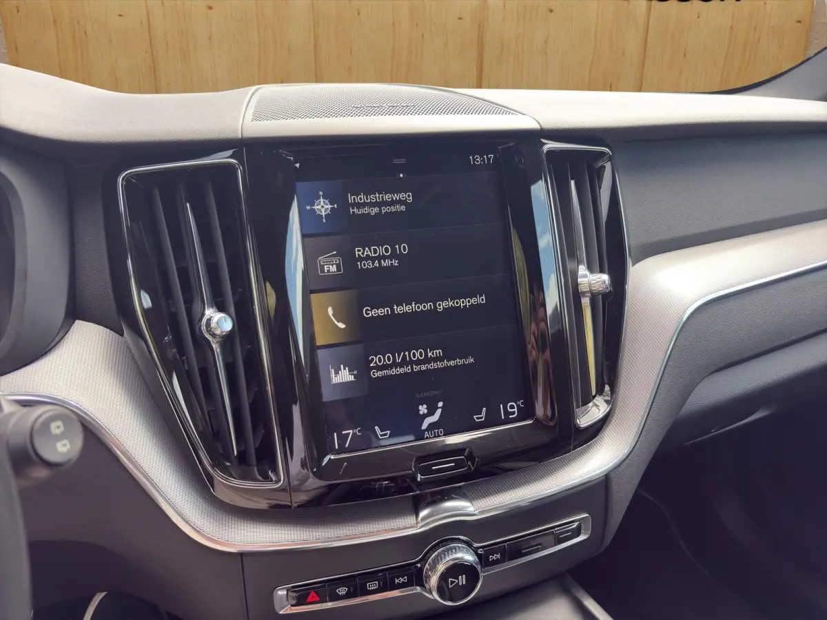 2.0 T8 Twin Engine AWD R-Design | BLIS | 360 Camera | Harman Kardon | Keyless Start / Entry | R-Desin