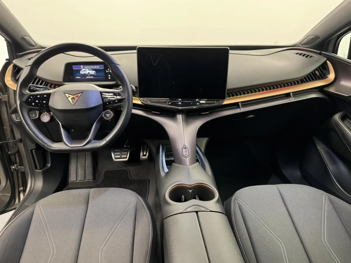 Essential 82 kWh 286PK Automaat-Navigatie-Adapt.Cr.contr-Clima-Camera-Carplay-Parkeersensoren-Stoelverwarming-Lm19''velgen-Ect