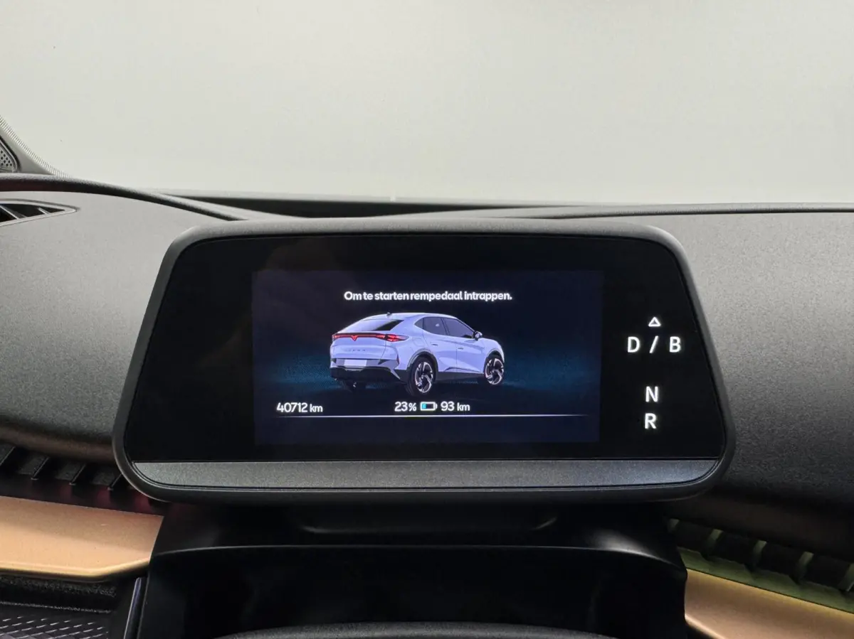 Essential 82 kWh 286PK Automaat-Navigatie-Adapt.Cr.contr-Clima-Camera-Carplay-Parkeersensoren-Stoelverwarming-Lm19''velgen-Ect