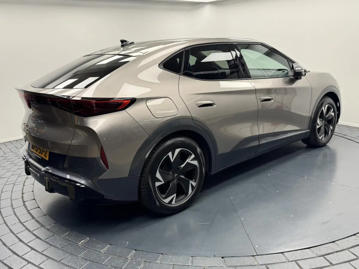 Essential 82 kWh 286PK Automaat-Navigatie-Adapt.Cr.contr-Clima-Camera-Carplay-Parkeersensoren-Stoelverwarming-Lm19''velgen-Ect