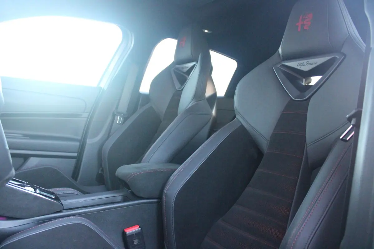 ELETTRICA SPECIALE 156PK 54 kWh | "SABELT" SPORTSTOELEN ELEKTRISCH VERSTELBAAR MET LEDEREN/ALCANTARA BEKLEDING | PANORAMISCH SCHUIF/KANTEL DAK | BICOLOR DAK (ZWART DAK) | WARMTEPOMP | TECHNO