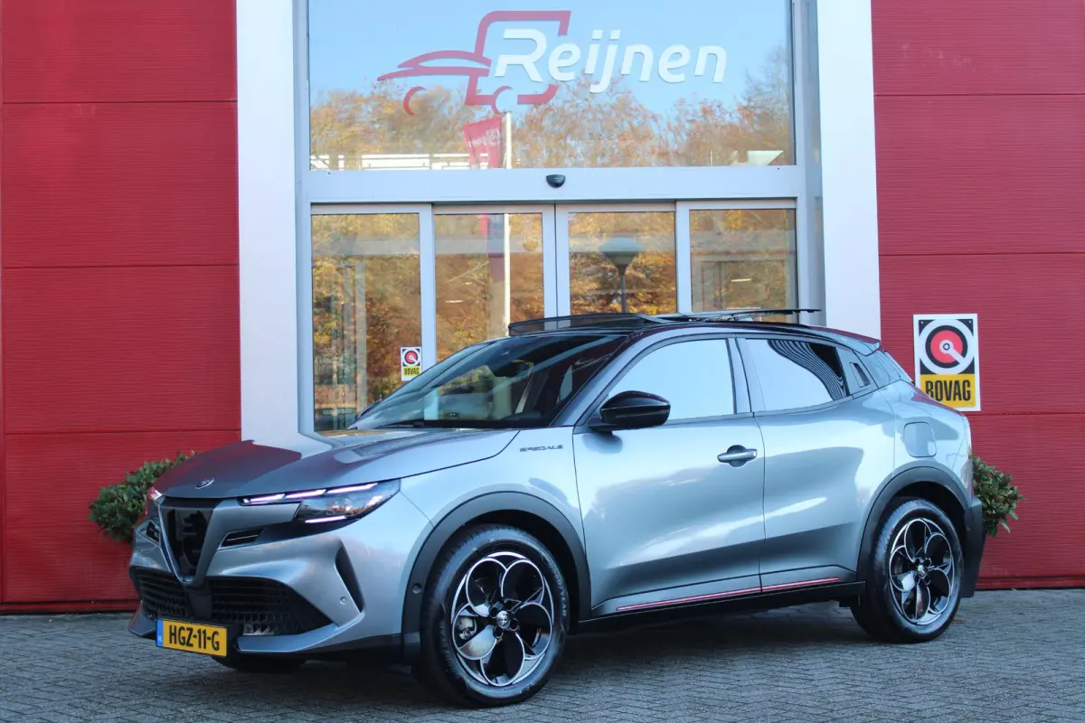 ELETTRICA SPECIALE 156PK 54 kWh | "SABELT" SPORTSTOELEN ELEKTRISCH VERSTELBAAR MET LEDEREN/ALCANTARA BEKLEDING | PANORAMISCH SCHUIF/KANTEL DAK | BICOLOR DAK (ZWART DAK) | WARMTEPOMP | TECHNO