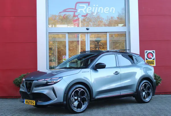 ELETTRICA SPECIALE 156PK 54 kWh | "SABELT" SPORTSTOELEN ELEKTRISCH VERSTELBAAR MET LEDEREN/ALCANTARA BEKLEDING | PANORAMISCH SCHUIF/KANTEL DAK | BICOLOR DAK (ZWART DAK) | WARMTEPOMP | TECHNO
