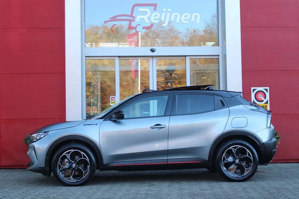 ELETTRICA SPECIALE 156PK 54 kWh | "SABELT" SPORTSTOELEN ELEKTRISCH VERSTELBAAR MET LEDEREN/ALCANTARA BEKLEDING | PANORAMISCH SCHUIF/KANTEL DAK | BICOLOR DAK (ZWART DAK) | WARMTEPOMP | TECHNO