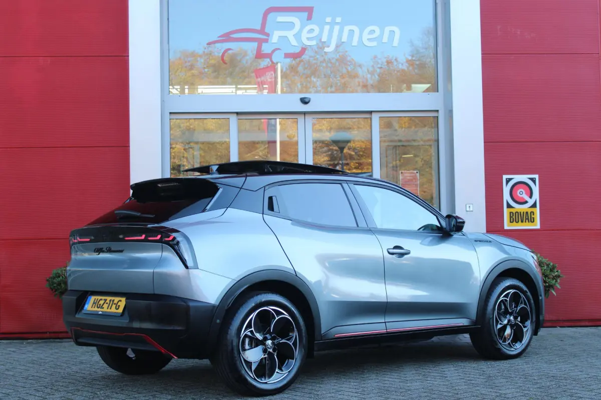 ELETTRICA SPECIALE 156PK 54 kWh | "SABELT" SPORTSTOELEN ELEKTRISCH VERSTELBAAR MET LEDEREN/ALCANTARA BEKLEDING | PANORAMISCH SCHUIF/KANTEL DAK | BICOLOR DAK (ZWART DAK) | WARMTEPOMP | TECHNO