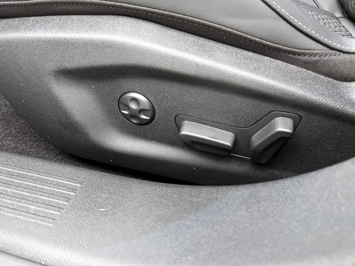 Ligne Business Comfort Pack 58.3 kWh | Automaat | Warmtepomp | Apple carplay | Android auto | Lederen bekleding | Elektrisch bedienbare stoelen | Elektrische achterklep | Lichtmetalen velgen