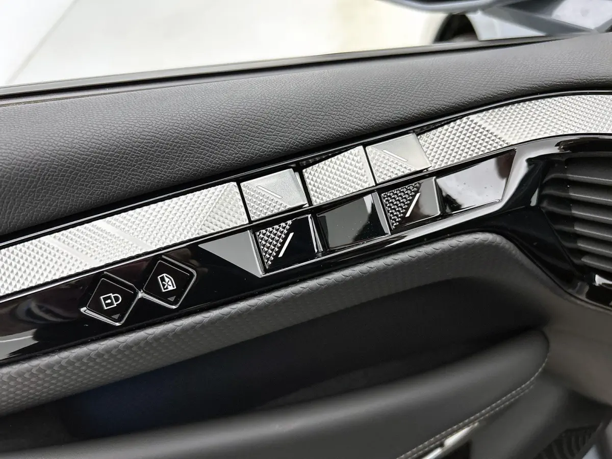 Ligne Business Comfort Pack 58.3 kWh | Automaat | Warmtepomp | Apple carplay | Android auto | Lederen bekleding | Elektrisch bedienbare stoelen | Elektrische achterklep | Lichtmetalen velgen
