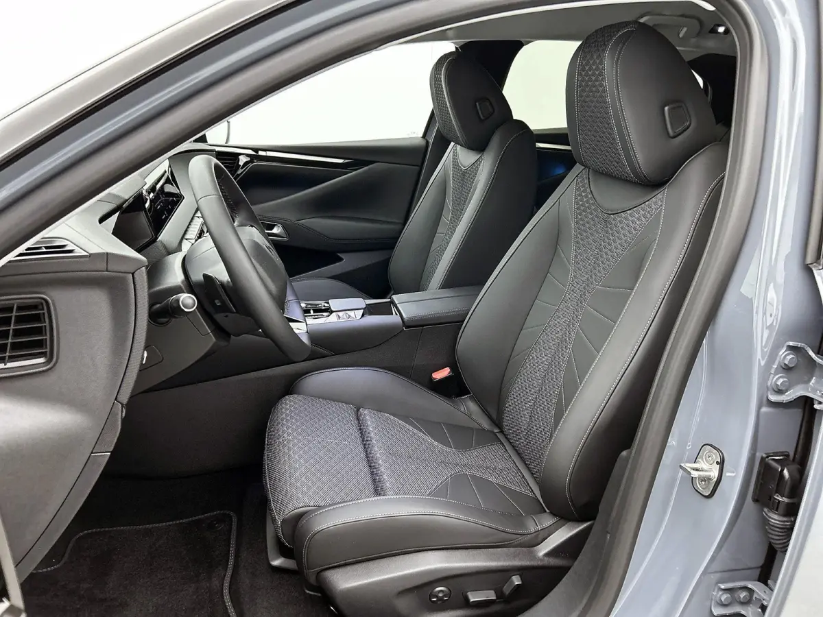 Ligne Business Comfort Pack 58.3 kWh | Automaat | Warmtepomp | Apple carplay | Android auto | Lederen bekleding | Elektrisch bedienbare stoelen | Elektrische achterklep | Lichtmetalen velgen