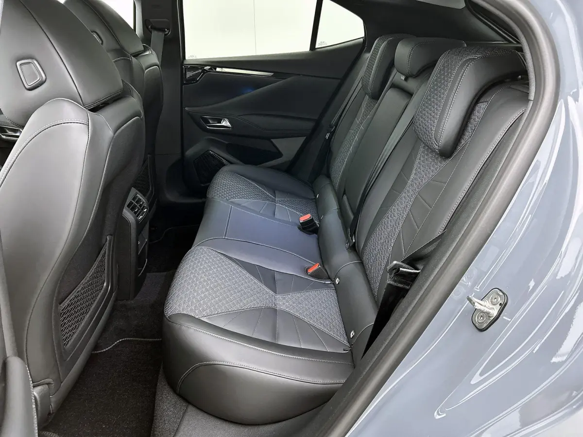 Ligne Business Comfort Pack 58.3 kWh | Automaat | Warmtepomp | Apple carplay | Android auto | Lederen bekleding | Elektrisch bedienbare stoelen | Elektrische achterklep | Lichtmetalen velgen