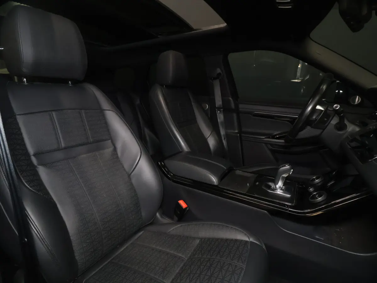 1.5 P300e AWD R-Dynamic HSE [TREKHAAK, SCHUIFKANTELDAK, CAMERA, PDC V+A, APPLE CARPLAY, ANDROID AUTO, MERIDIAN, ELECTRISCHE STOELEN, CRUISE CONTROL, NIEUWSTAAT]