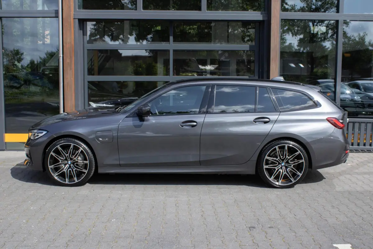 330E xDrive Sportline|Stuur+stoelverwarming|Trekhaak|Shadow Line|Adaptive Cruise|