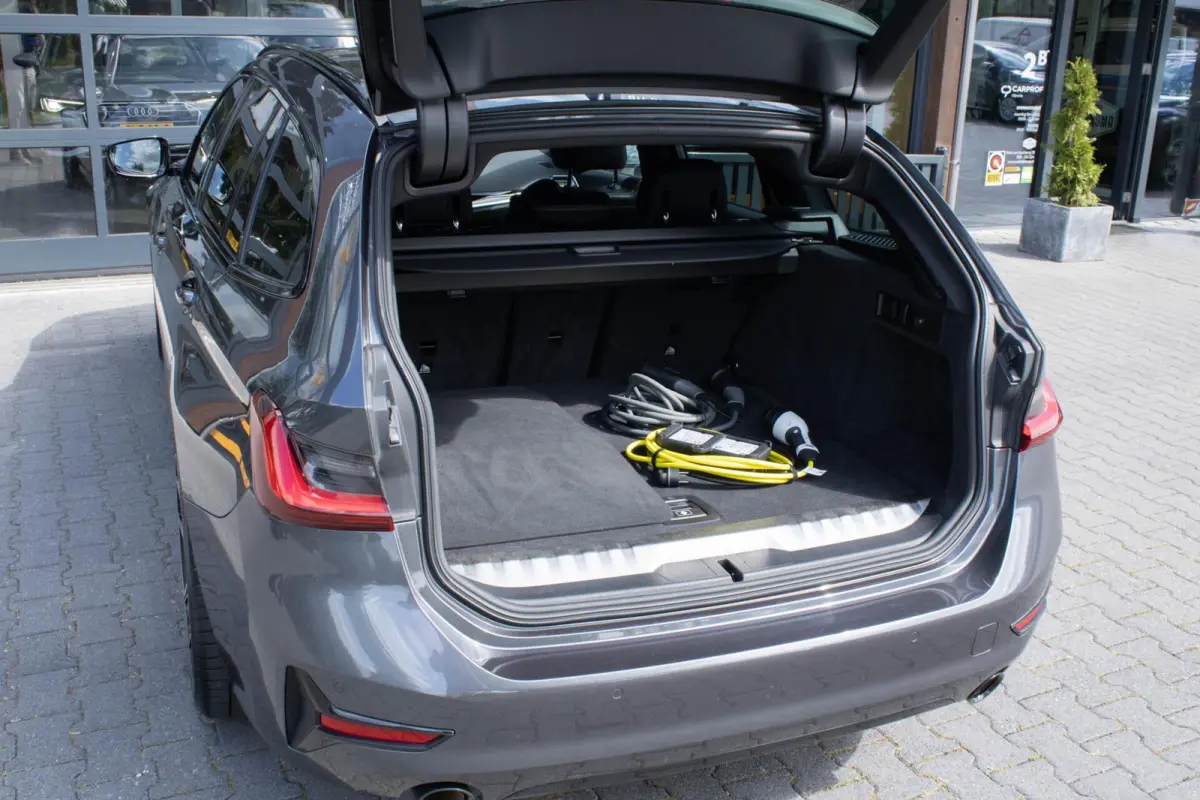 330E xDrive Sportline|Stuur+stoelverwarming|Trekhaak|Shadow Line|Adaptive Cruise|