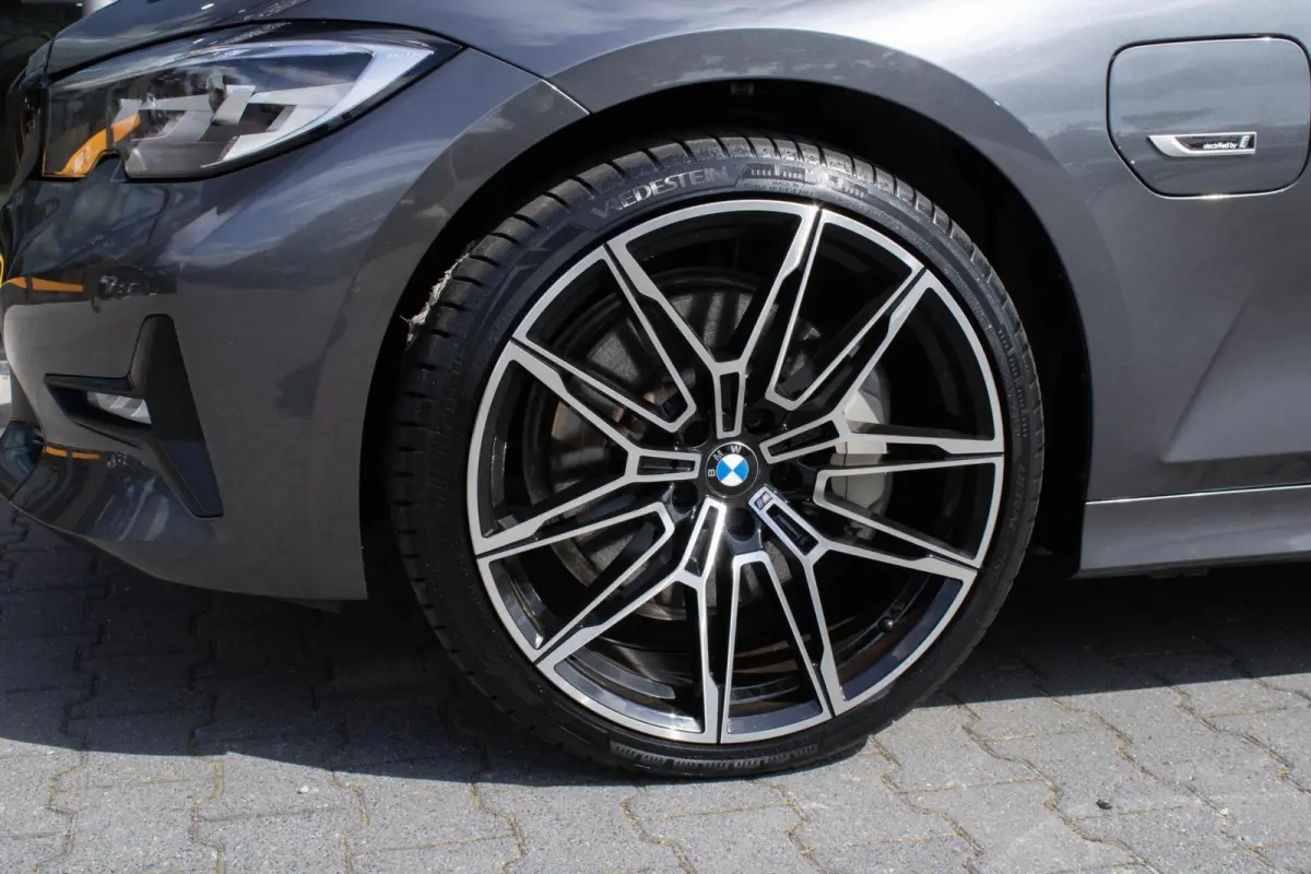 330E xDrive Sportline|Stuur+stoelverwarming|Trekhaak|Shadow Line|Adaptive Cruise|
