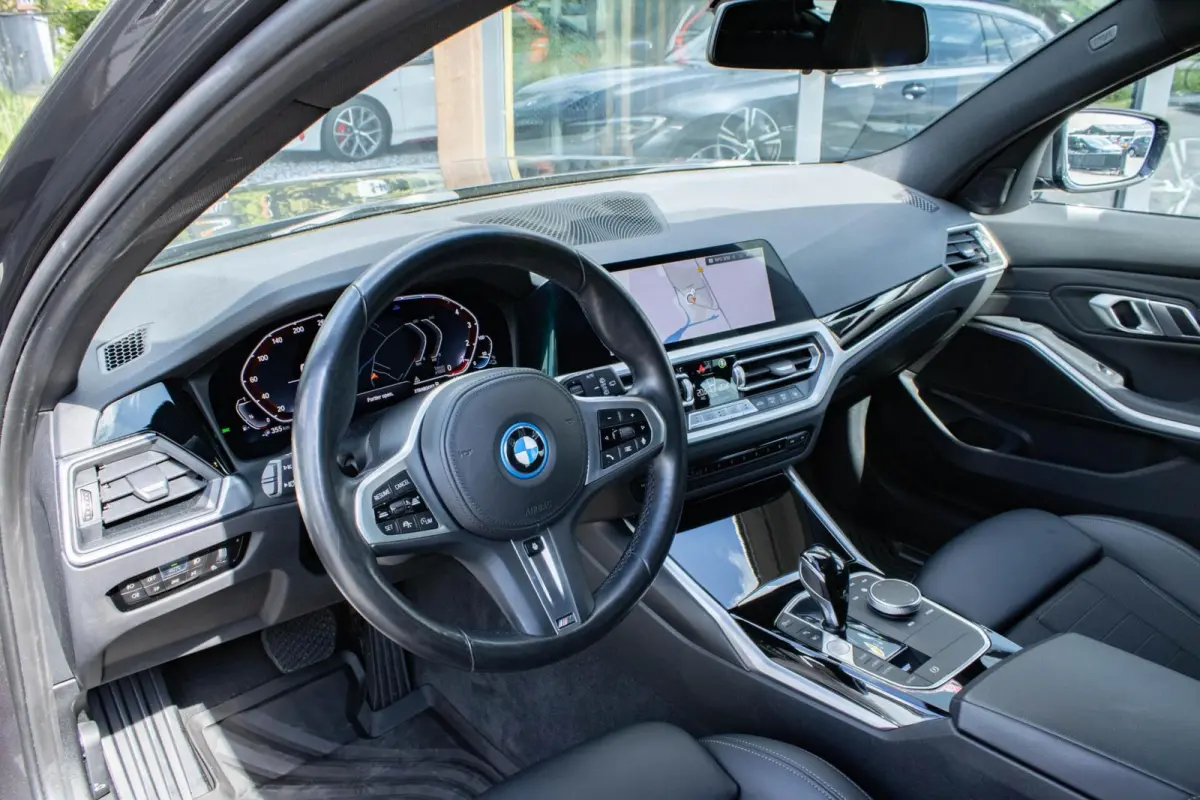 330E xDrive Sportline|Stuur+stoelverwarming|Trekhaak|Shadow Line|Adaptive Cruise|