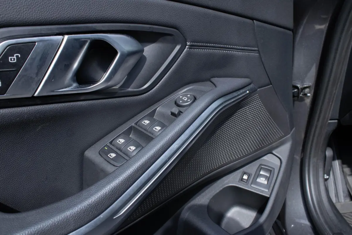 330E xDrive Sportline|Stuur+stoelverwarming|Trekhaak|Shadow Line|Adaptive Cruise|