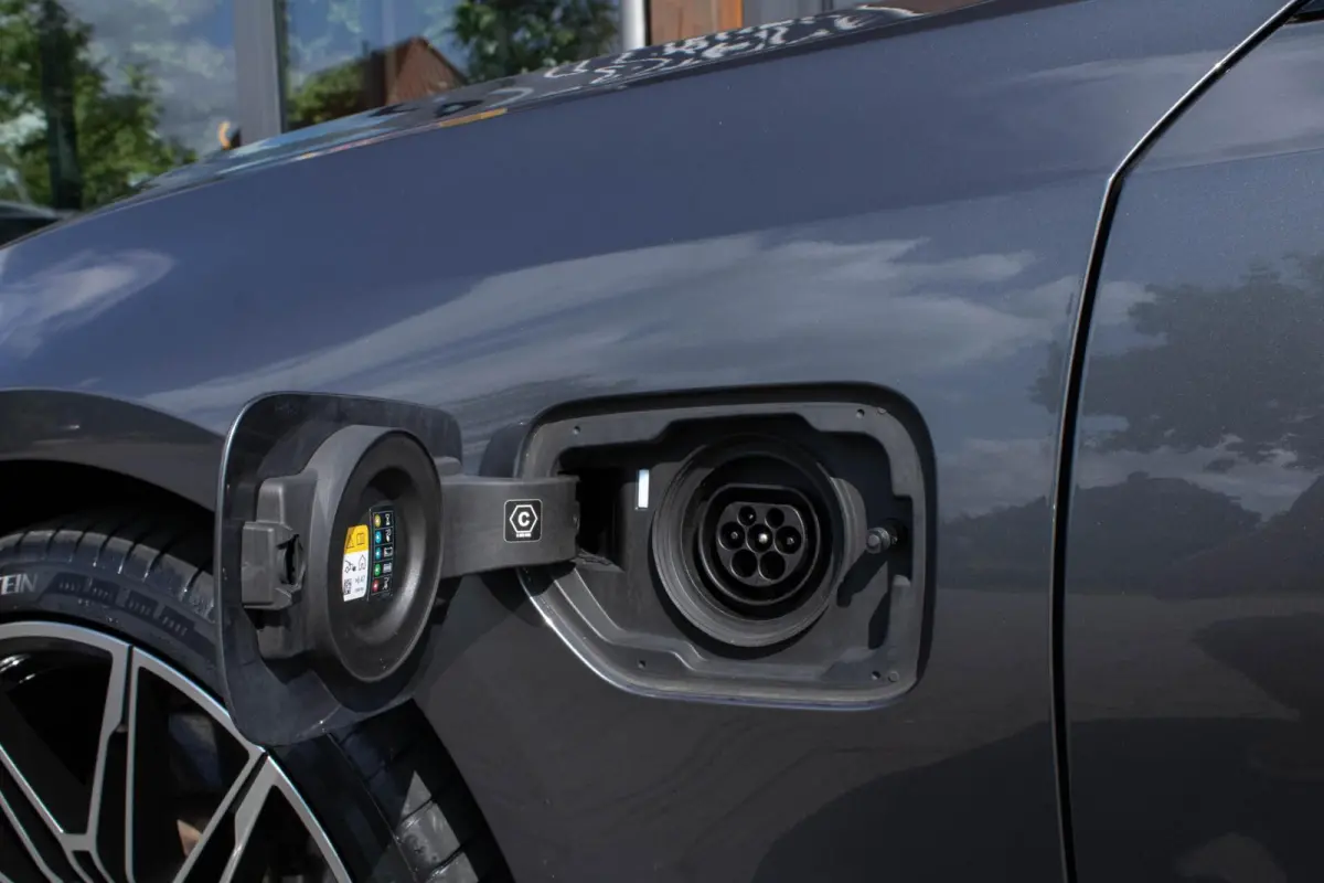 330E xDrive Sportline|Stuur+stoelverwarming|Trekhaak|Shadow Line|Adaptive Cruise|