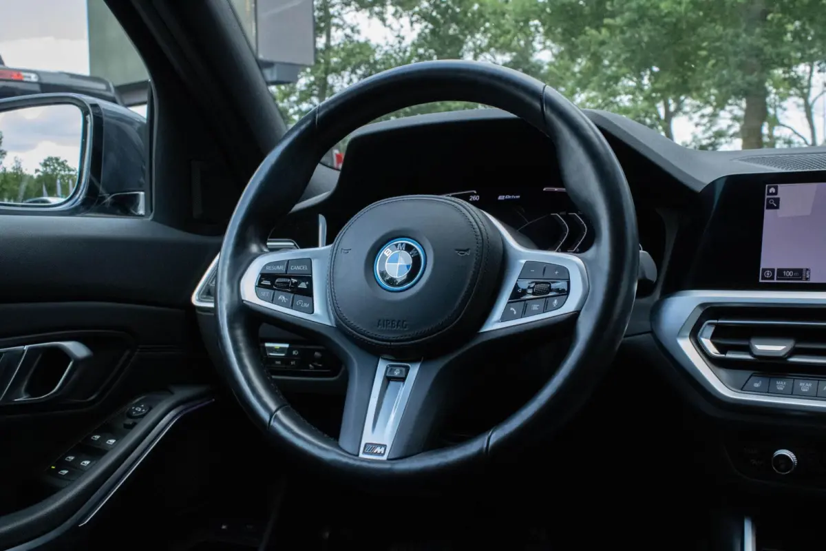 330E xDrive Sportline|Stuur+stoelverwarming|Trekhaak|Shadow Line|Adaptive Cruise|