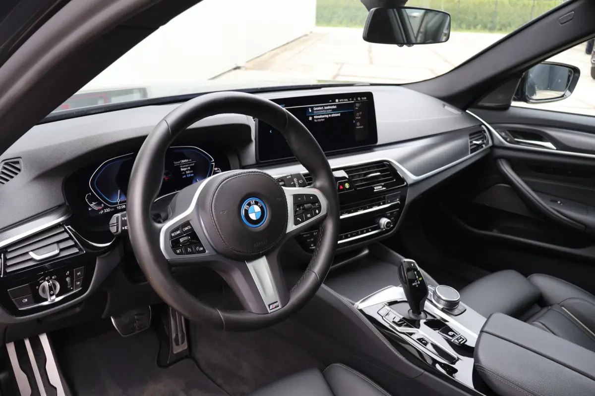 530e M-SPORT PANO l H/K l SFEER l LED l CARPLAY l LEDER l ORG.NL l DEALER OH l 1e EIG l NAP l BTW