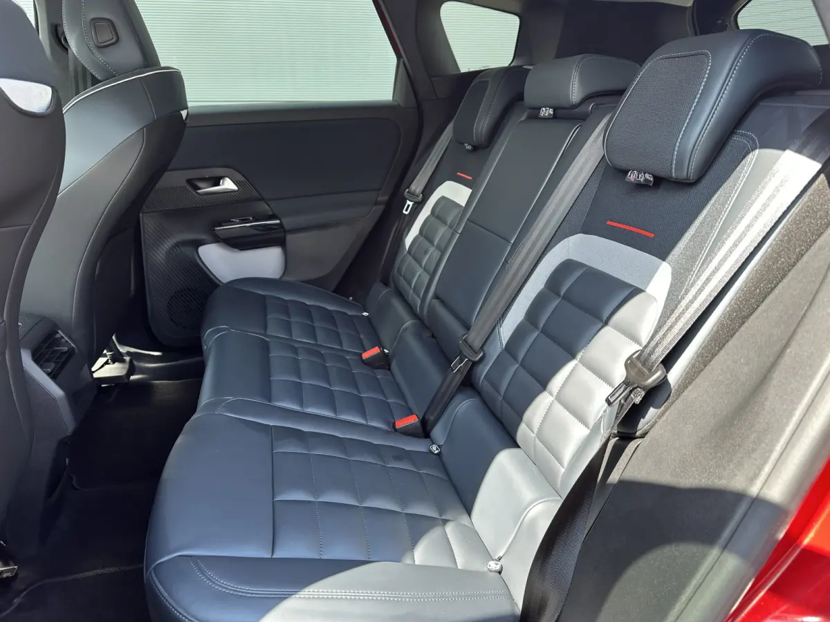 225pk Plug-In Hybrid MAX (Trekhaak - Elektrische Klep - Leder incl verwarming/geheugen - Adaptieve Cruise Controle - Keyless Entry - Camera V+A - Parkeersensoren V+A - LED)