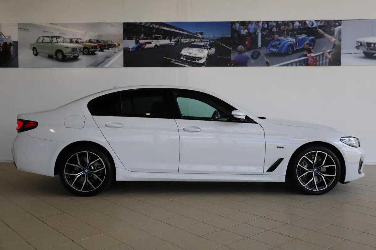 545e xDrive High Executive | M Sportpakket | Adaptieve Cruise Control | Stuurwiel verwarming | 19'' LMV