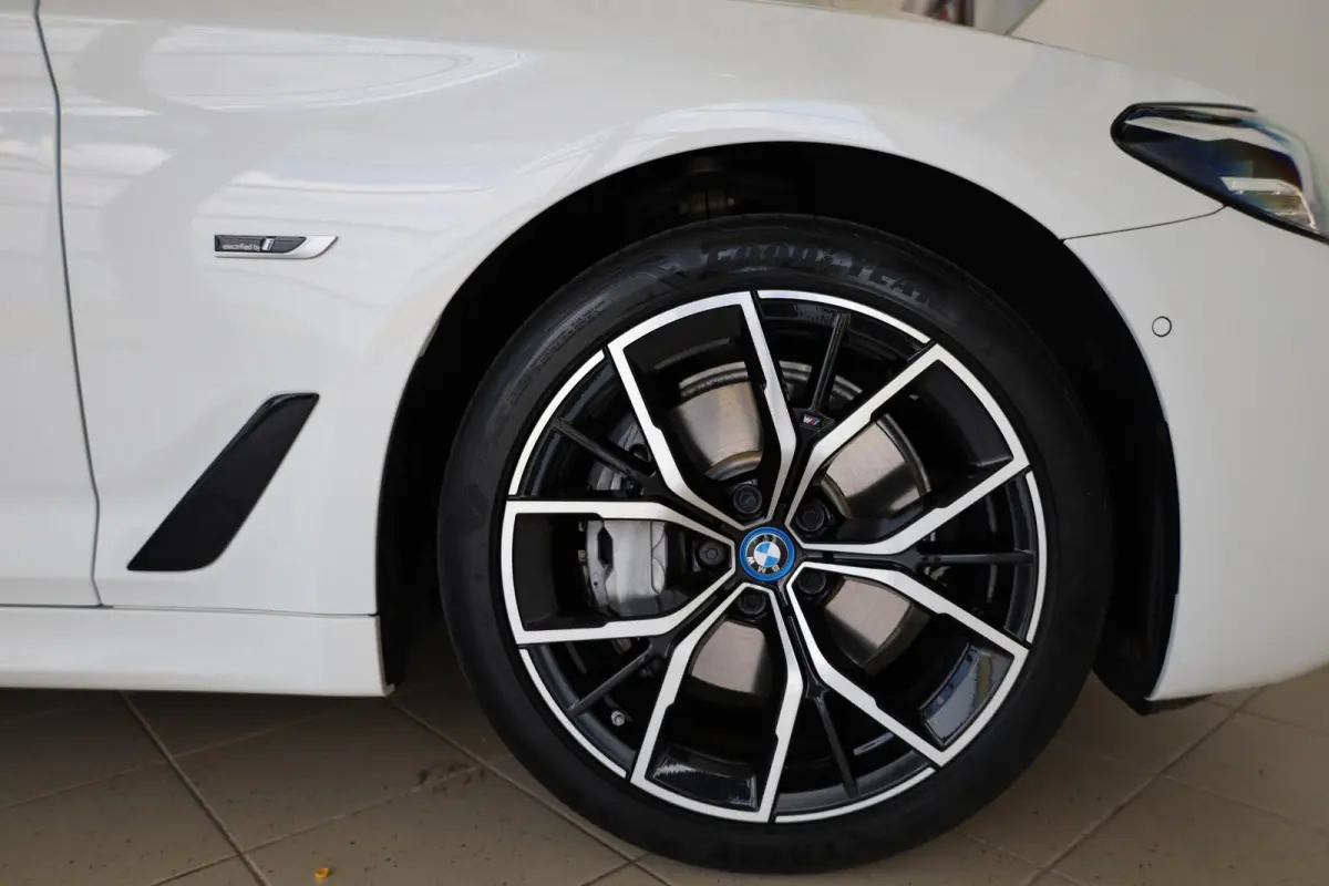 545e xDrive High Executive | M Sportpakket | Adaptieve Cruise Control | Stuurwiel verwarming | 19'' LMV