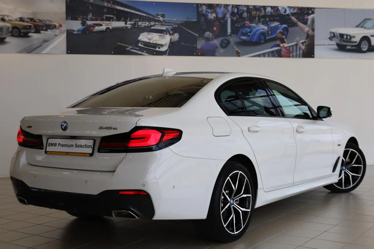 545e xDrive High Executive | M Sportpakket | Adaptieve Cruise Control | Stuurwiel verwarming | 19'' LMV