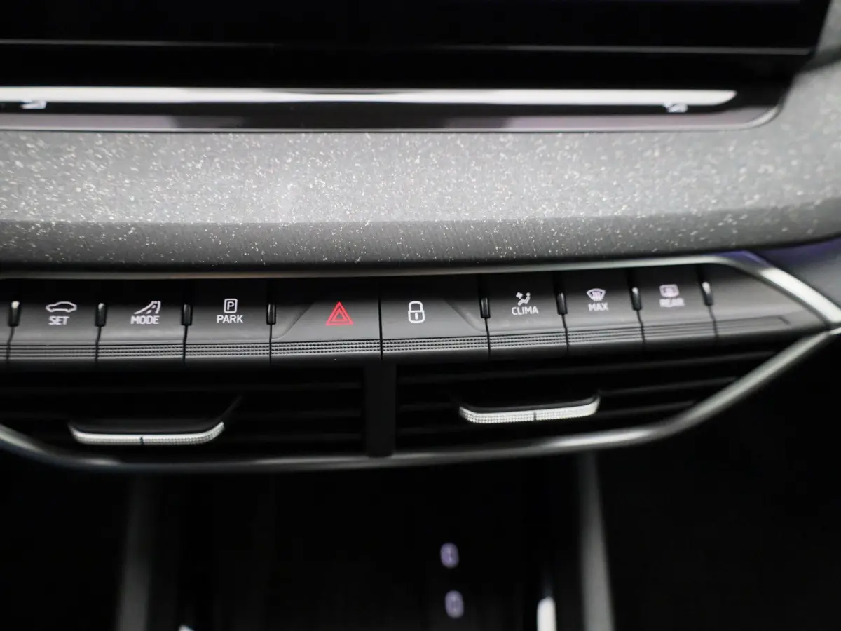 2.0 TDI AUTOMAAT | ELEKTRISCHE TREKHAAK | PARAPLU | LED | NAVIGATIE | APPLE CARPLAY | PDC | CRUISE | CLIMA | STOELVERWARING | 12 MAANDEN BOVAG GARANTIE |