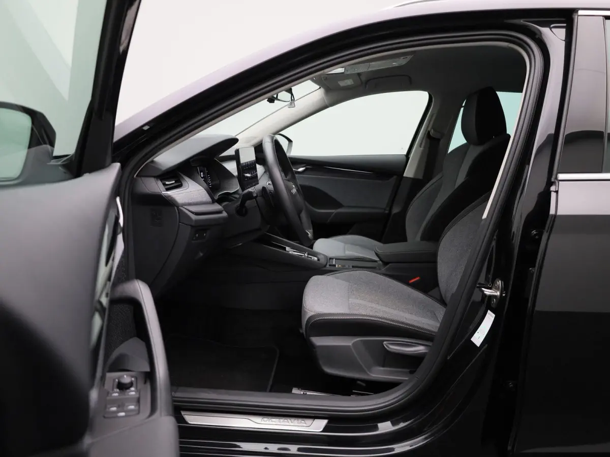 2.0 TDI AUTOMAAT | ELEKTRISCHE TREKHAAK | PARAPLU | LED | NAVIGATIE | APPLE CARPLAY | PDC | CRUISE | CLIMA | STOELVERWARING | 12 MAANDEN BOVAG GARANTIE |