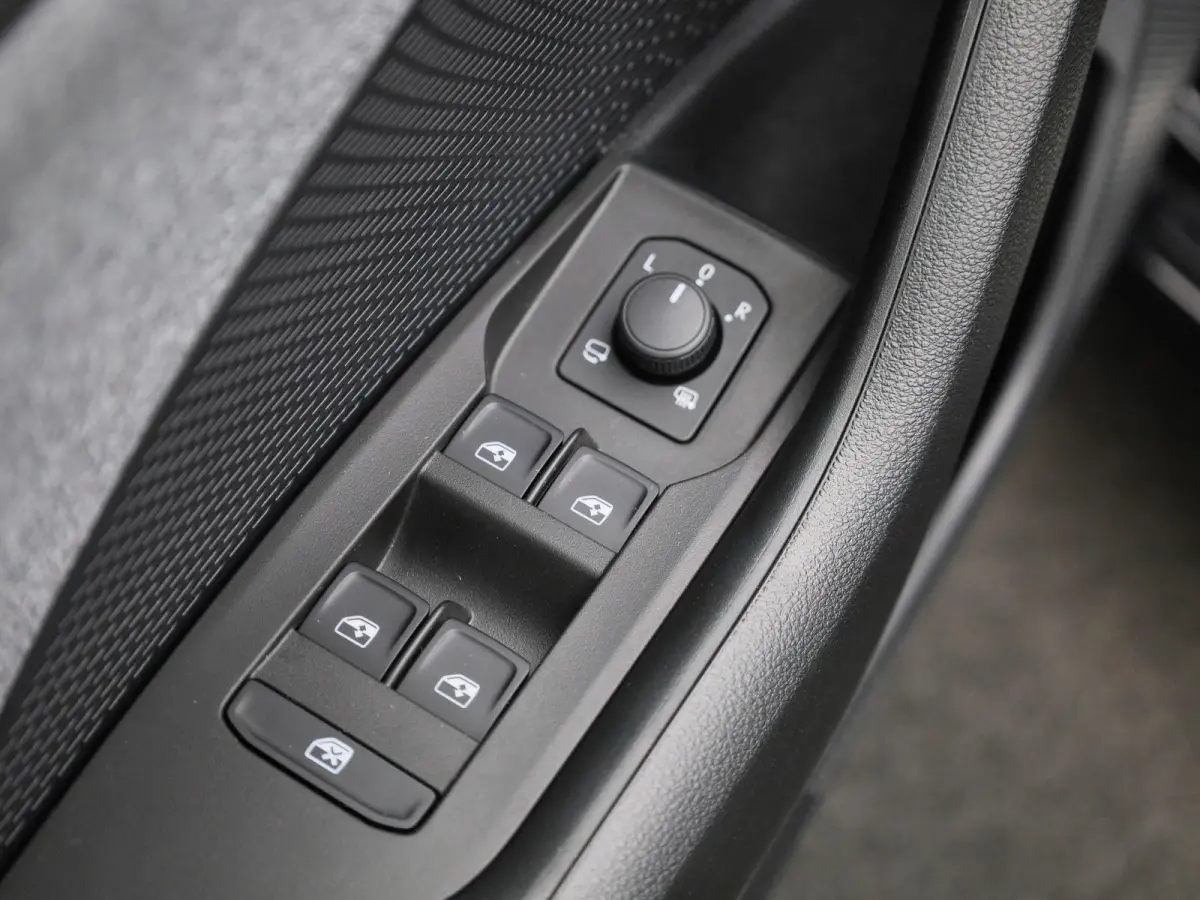 2.0 TDI AUTOMAAT | ELEKTRISCHE TREKHAAK | PARAPLU | LED | NAVIGATIE | APPLE CARPLAY | PDC | CRUISE | CLIMA | STOELVERWARING | 12 MAANDEN BOVAG GARANTIE |