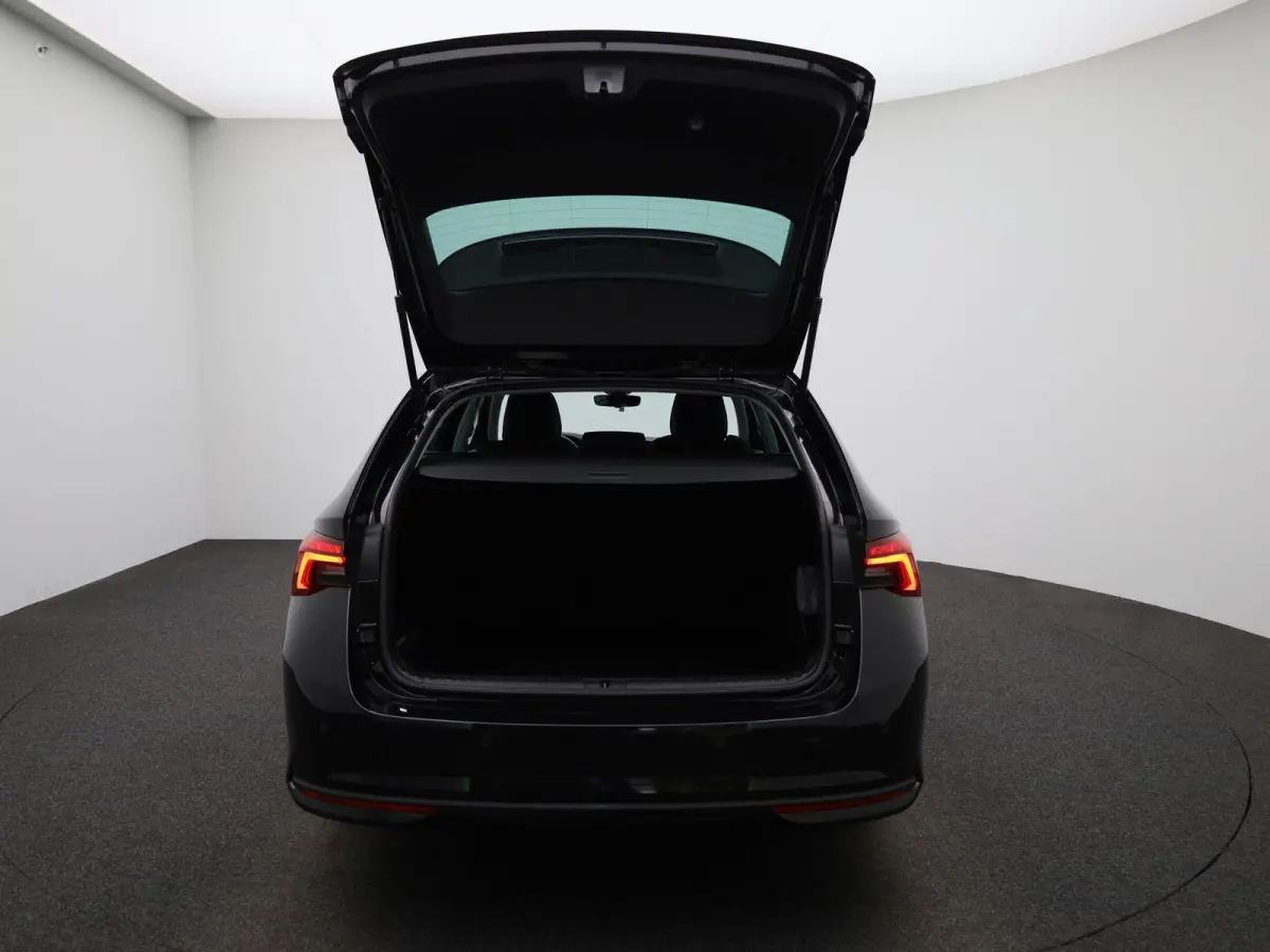 2.0 TDI AUTOMAAT | ELEKTRISCHE TREKHAAK | PARAPLU | LED | NAVIGATIE | APPLE CARPLAY | PDC | CRUISE | CLIMA | STOELVERWARING | 12 MAANDEN BOVAG GARANTIE |