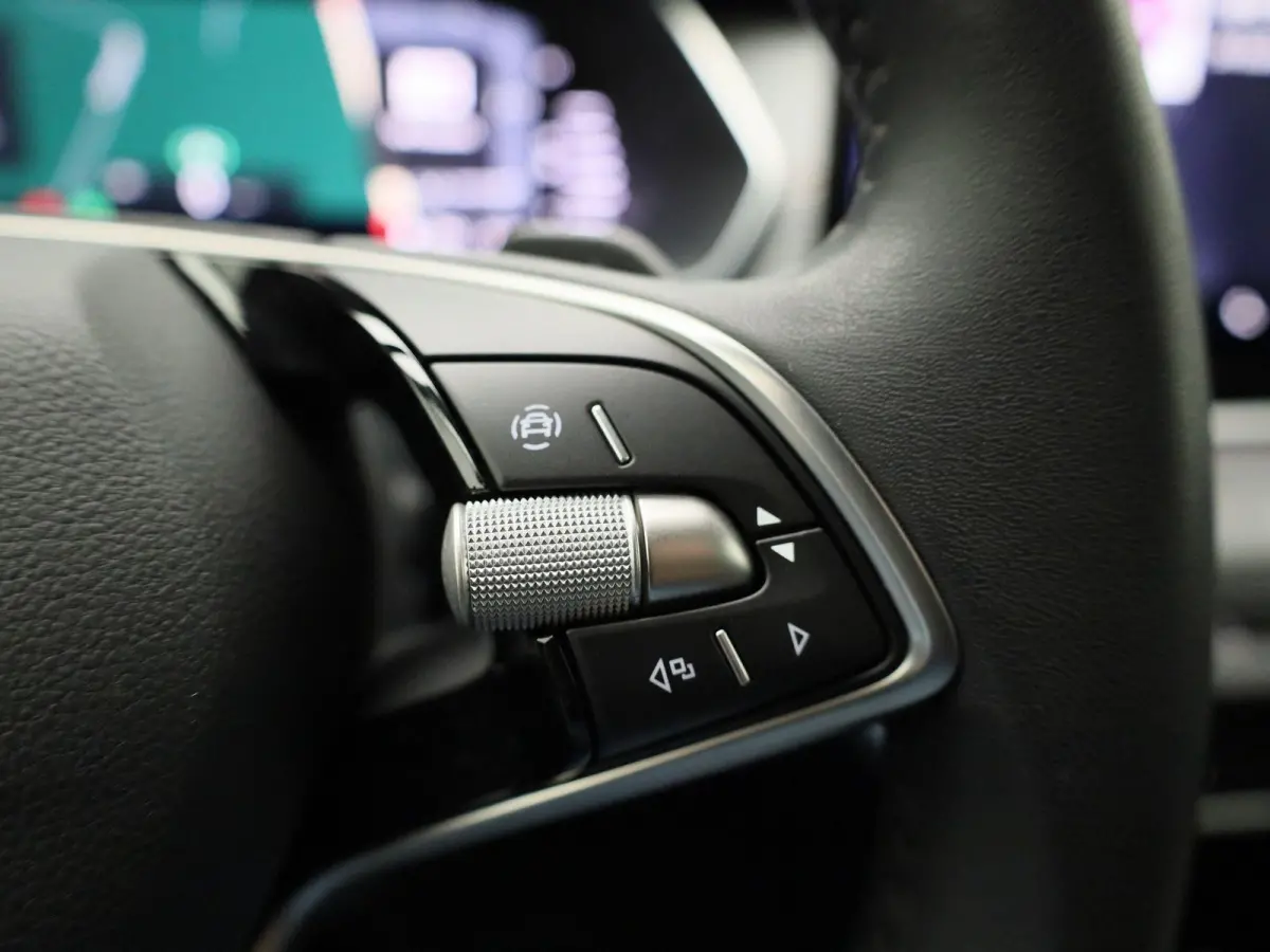2.0 TDI AUTOMAAT | ELEKTRISCHE TREKHAAK | PARAPLU | LED | NAVIGATIE | APPLE CARPLAY | PDC | CRUISE | CLIMA | STOELVERWARING | 12 MAANDEN BOVAG GARANTIE |