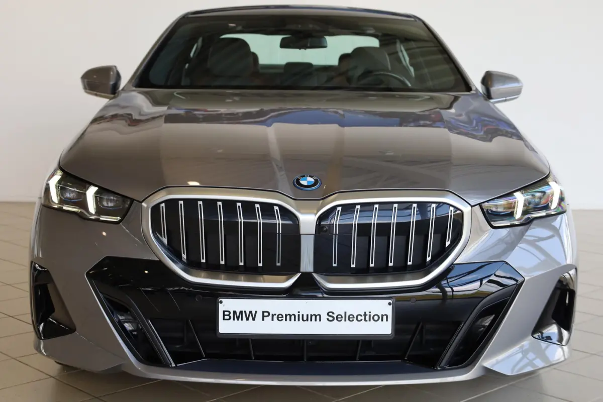 550e xDrive | Comfortstoelen | Bowers & Wilkins | M Sportpakket | Panoramadak | Stoelventilatie | Adaptief onderstel professional |