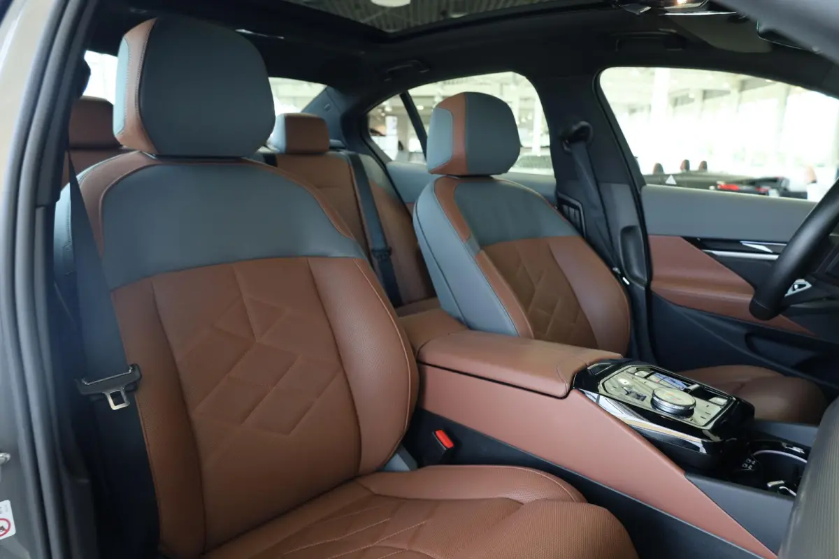 550e xDrive | Comfortstoelen | Bowers & Wilkins | M Sportpakket | Panoramadak | Stoelventilatie | Adaptief onderstel professional |